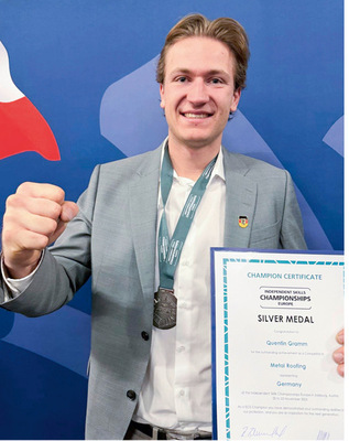 So sehen Preisträger aus: Quentin Gramm mit der Silbermedaille