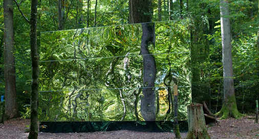 Dieser surreal verzerrte Würfel ist ebenfalls Bestandteil von „Ein Waldes Echo“