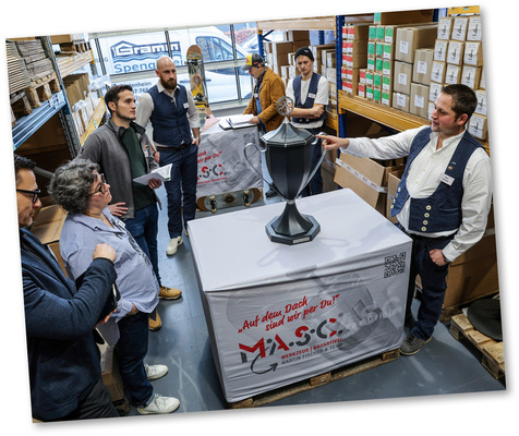 Tobias Beinhauer präsentiert einen Titanzinkpokal