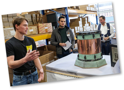 Sales Bär stellt seine Blechtrommel vor