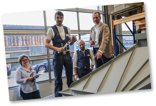 Marvin Bürger und Martin Fischer mit Dachmodell (sh. S. 38)