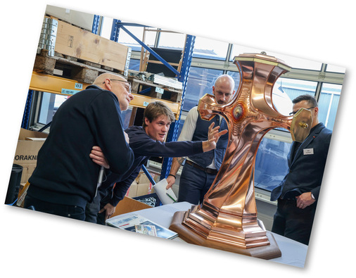 Alexander Adelsberger erklärt sein Meisterkreuz