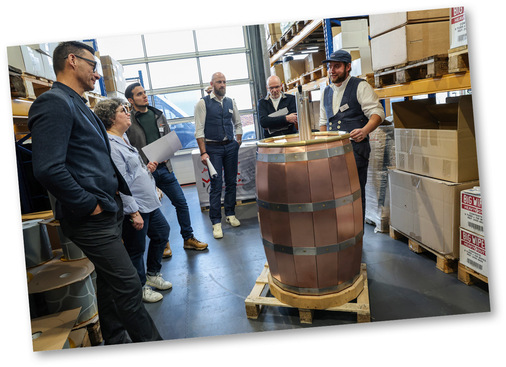 Luca Schmidt (r.) präsentiert sein Fass