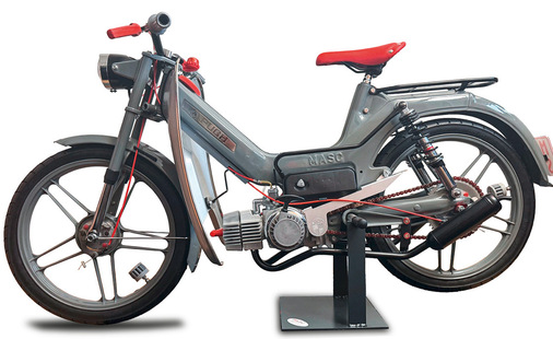 Die Maxi präsentiert sich in den M.A.S.C.-Farben Grau und Rot. Hier noch ohne Dachhelm-Scheinwerfer und BK1-Kühlerfigur, aber dafür mit Miniatur-Rohraufweitern als Ventilkappen