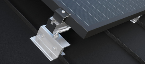 Das Solarmontagesystem Prevario auf einer Prefalz-Stehfalzeindeckung