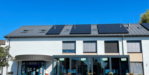 Auf der Südwestseite ist eine PV-Anlage aufgebracht