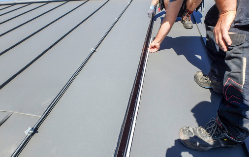 Falzöffnung zur Überprüfung des in den Klempnerfachregeln ­geforderten Freiraumes an den Falzaufkantungen sowie der Haftabstände