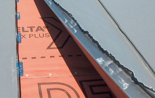 Die Falzöffnung zeigt: erforderlicher Zwischenraum (3 bis 5 mm) am ­Falzgrund nicht vorhanden; deutliche Abriebspuren durch Hafte sichtbar