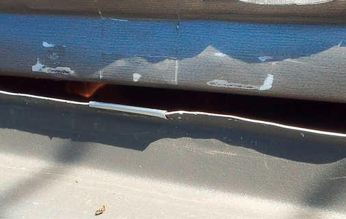 Gefahr erkannt: Massive Materialbeanspruchung wird durch deutliche ­Haftabdrücke und Scheuerstellen an den Aufkantungen sichtbar