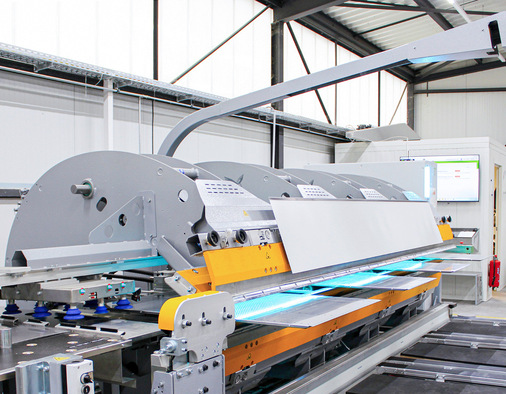 Die automatische Blechwendeeinheit sorgt für einen flüssigen Biegeprozess. Nach dem Wenden werden die Bleche präzise für die nächste Biegung ausgerichtet