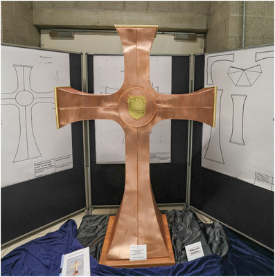 Nach dem Vorbild des Deutschritterordens fertigte Moritz Zimmermann ein mannshohes Kreuz aus Kupfer