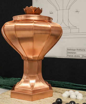 Technisch höchst anspruchsvoll präsentierte sich die Ballotage-Wahlurne von Patrick Jäckle als komplexes Falzensemble