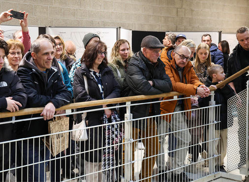 Zahlreiche Besucher verfolgten die Ansprache von Hans-Peter Rösch  