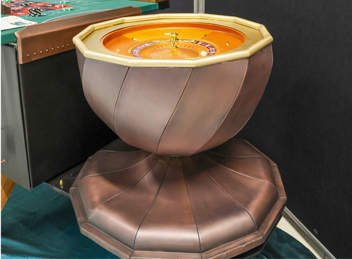 Zweiteiliger Roulettesockel mit gedrehtem Pott von Simon Mast 