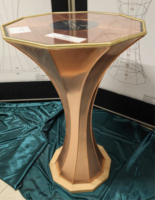 Elegant gedrehter Stehtisch aus Kupfer von Daniel Bajsic