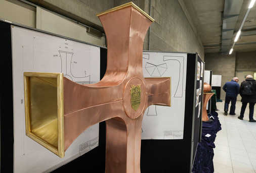 Ein Kupferkreuz in Falztechnik weist den Weg in die Ausstellung