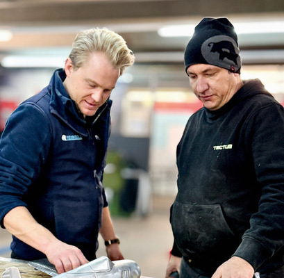 Thomas Reinbold unterstützt Robert Lorünser bei der Finalisierung des ­Flugzeugmodells