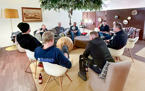 Come-togehter in der Jetlag-Bar? Nein: Die Workshopper genießen ihr ­Feierabendbier im Salotto, dem gemütlichen Eisenkies-Wohnzimmer