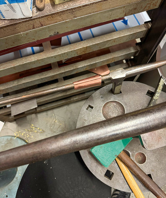 Ein Stück der Schwanzspitze aus Kupfer auf dem Sperrhaken