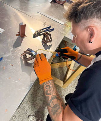 Michel Saner beim Hartlöten