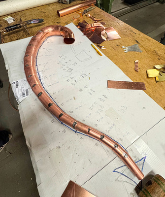 Plangenau: der Schwanz des Wappentiers auf dem Werktisch