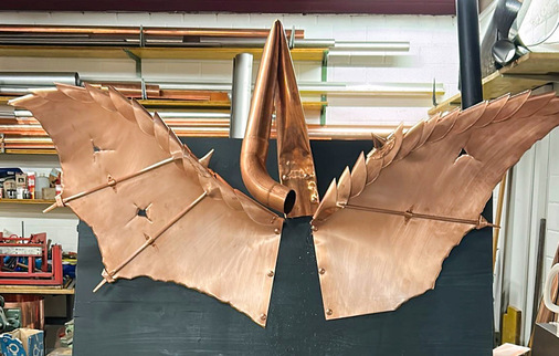 Die Drachenflügel sind zur Endmontage des Kupferkörpers vorbereitet