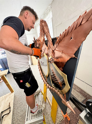 Fast geschafft: Michel Saner bei der Montage finaler Bauteile