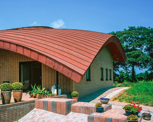 Kupferdächer und -fassaden stehen für Langlebigkeit und architektonische Qualität. Mit dem neuen Bewertungstool Cu-Rate lassen sich die aus Regenabflüssen resultierenden Kupferfrachten erstmals ortsspezifisch berechnen und im Hinblick auf ihre Umweltverträglichkeit bewerten