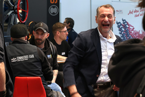 M.A.S.C.-Chef Martin Fischer ist mit Dachhandwerkern per DU