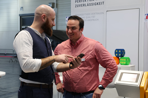 Spenglermeister John und Philipp Dronia von RAS