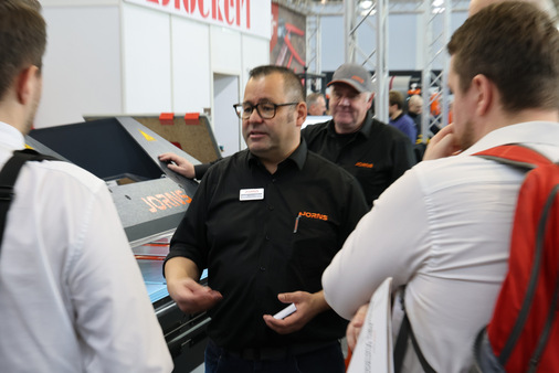 Marc Jorns präsentiert eine Langabkantmaschine