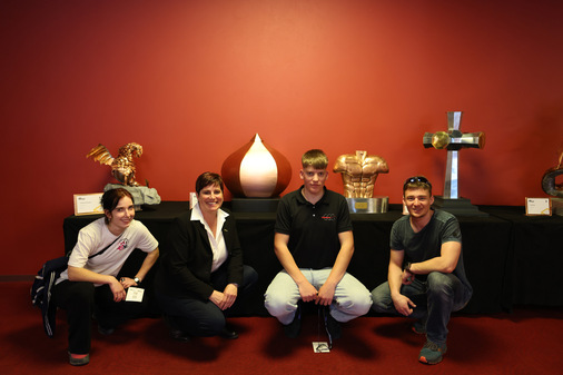 Starke Azubis präsentieren zusammen mit der Suissetec-Ausbildungs-Organisatorin ihre Arbeiten