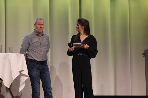 Spenglermeister Thomas Knubel im Gespräch mit Moderatorin Annina Campell