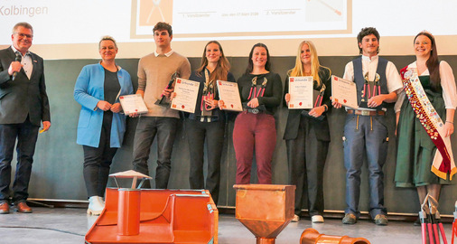 Ausgezeichnet! Die Jahrgangsbesten (3. v. l. n. r.) ­Christian Keck, Natascha-Michelle Fritsche, Ellen ­Pottiez, Lisa Reithmeier und Philipp Straub freuen sich gemeinsam mit der Präsidentin der Handwerkskammer Ulm Katja Maier (l.) und der Spenglerkönigin Marion I. (r.)