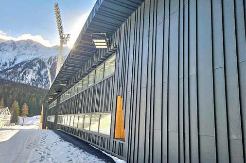 Die Gebäudehülle besteht aus unterschiedlich langen und breiten Scharen