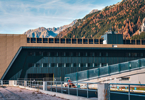 Blick vom Schießstand auf die Aluminiumfassade