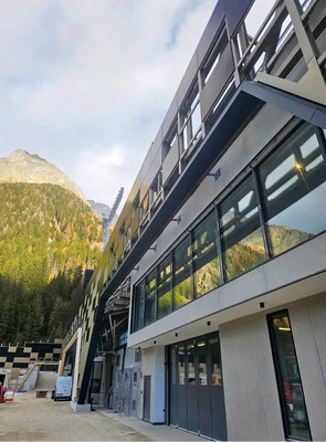 Interessant: der Blick unter bzw. auf und hinter die Fassadenelemente