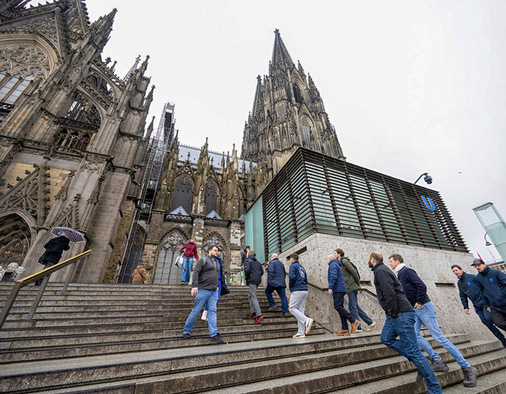 Beginn eines besonderen Austauschs: Die Delegation aus Paris erreicht die Domplatte für den gemeinsamen Aufstieg auf den Kölner Dom