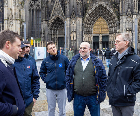 Die erste Begegnung: Der stellvertretende Dombaumeister Dr.-Ing. Albert Distelrath (r.) und Nicolas Bossard (daneben) von der Balas-Gruppe aus Paris