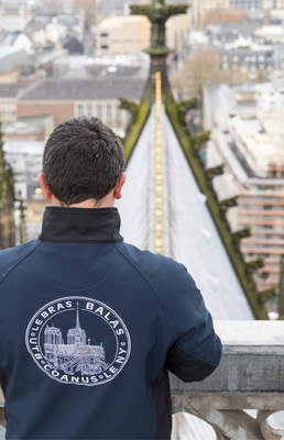 Ein Stück Notre-Dame über dem Rhein: Die Stickerei auf der Arbeitsjacke ­verrät die Herkunft – der konzentrierte Blick gilt dem fachlichen Erbe beider ­Kathedralen