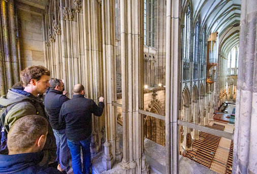 Fachsimpeln vor historischer Kulisse mit Blick in das Innere des Doms 