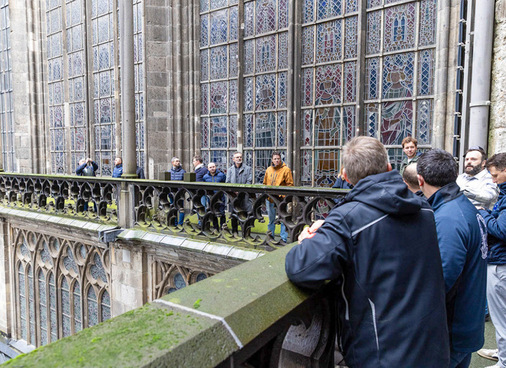Perspektivwechsel mit Blick auf die kunstvolle Bleieindeckung des Doms