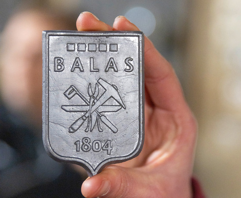 Ein Wappen mit Zunftstrauß aus Blei der Kathedrale Notre-Dame