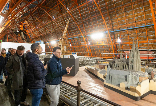 Blick auf ein detailreiches Modell des Kölner Doms