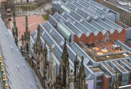 Material-Dialog: traditionsreiches Blei des Kölner Doms und moderne Titanzink-Bekleidungen am benachbarten Museum