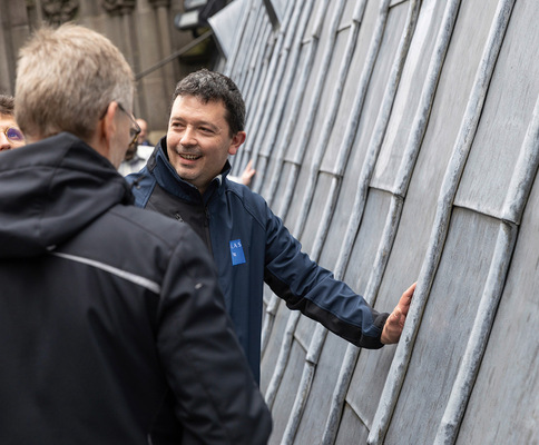 Ein berührender Moment zwischen Dachhandwerkern und dem Bleidach des Doms