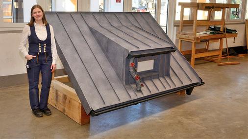 Rankende Rosen am Ablaufrohr verschönern das Klempnermeister-Modell von Stine Klosa