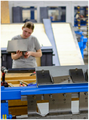 Prüfungssituation: Stine Klosa aus Saalfeld in der Prüfungswerkstatt der Meisterschule in Lehesten