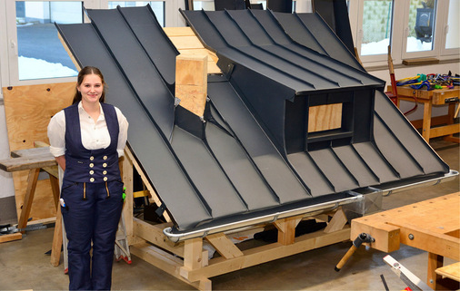 Sidney Müller aus Eisfeld in Südthüringen an ihrem Dachmodell