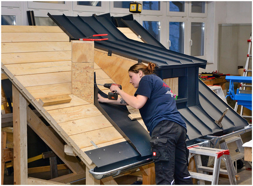 Sidney Müller bei der Herstellung der Schornsteineinfassung